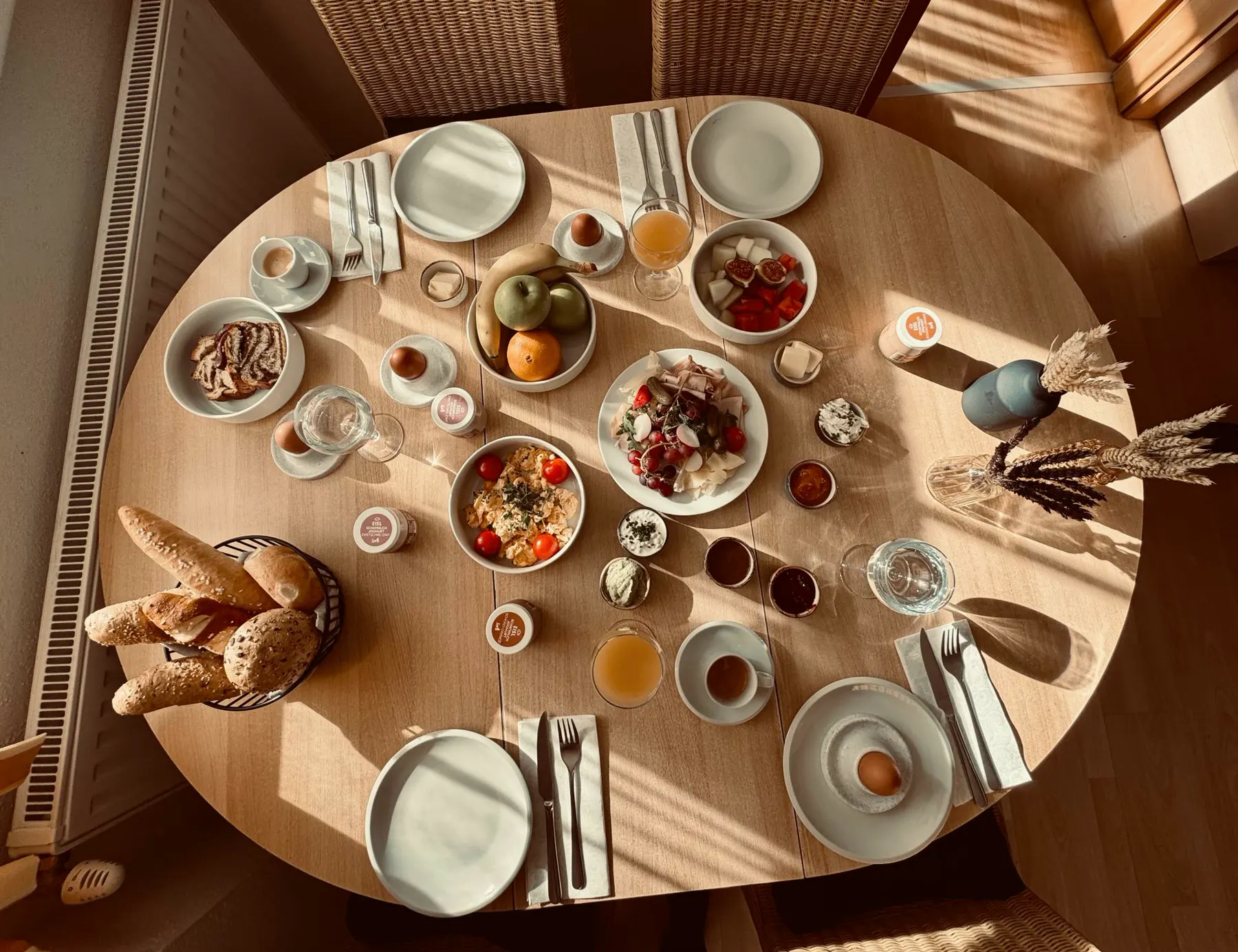 Breakfast at the round table